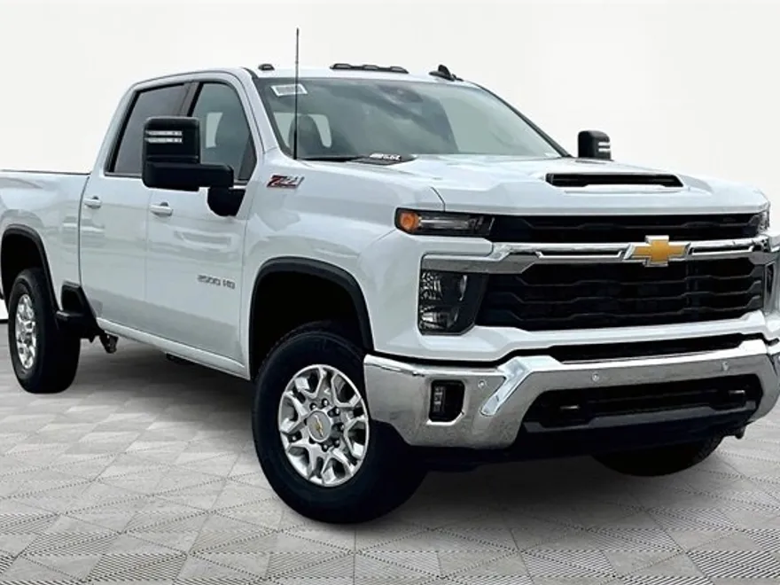 2025 Chevrolet Silverado LT photo 1