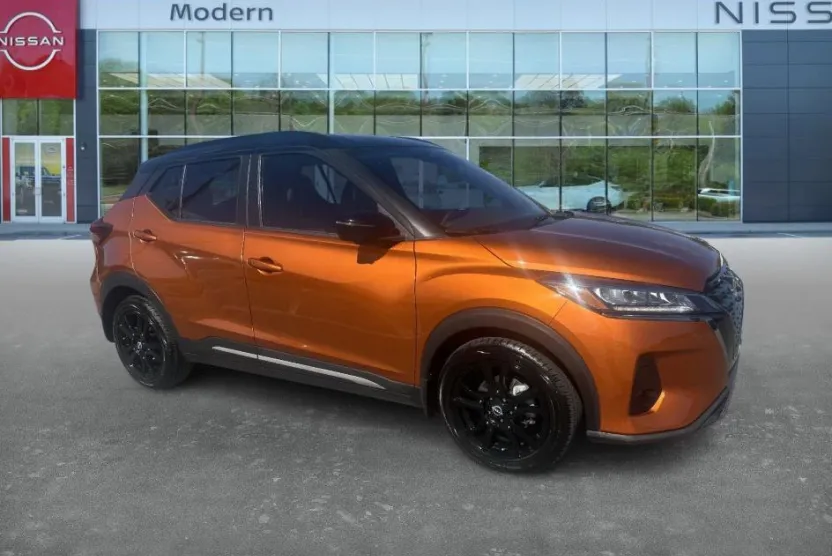 2023 Nissan Kicks SR photo 1