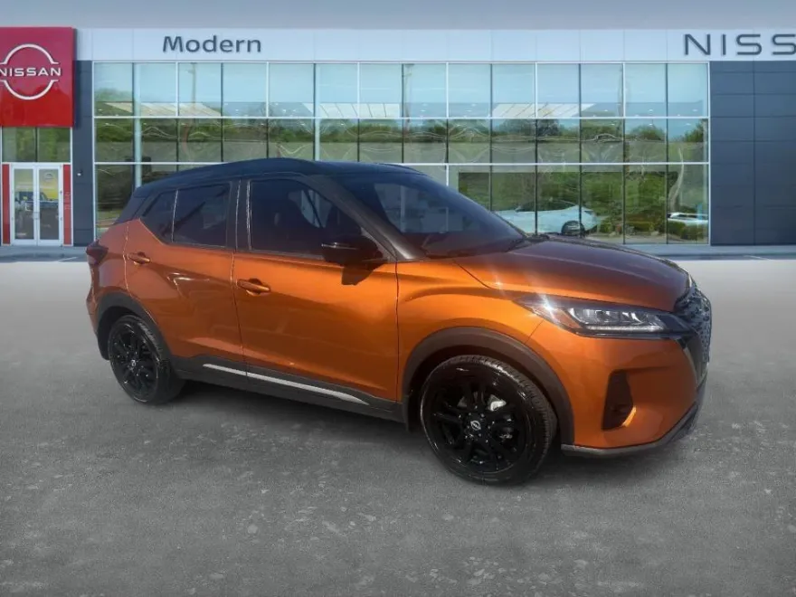 2023 Nissan Kicks SR photo 1
