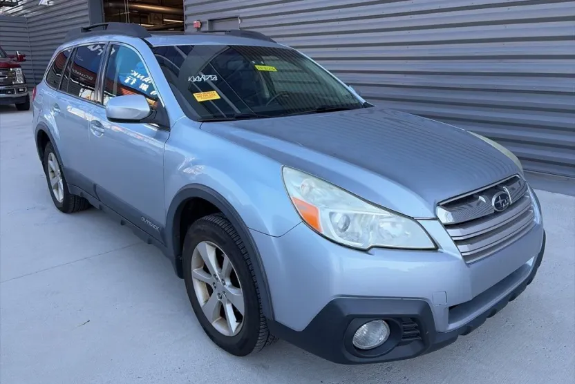 2013 Subaru Outback 2.5i Premium photo 1