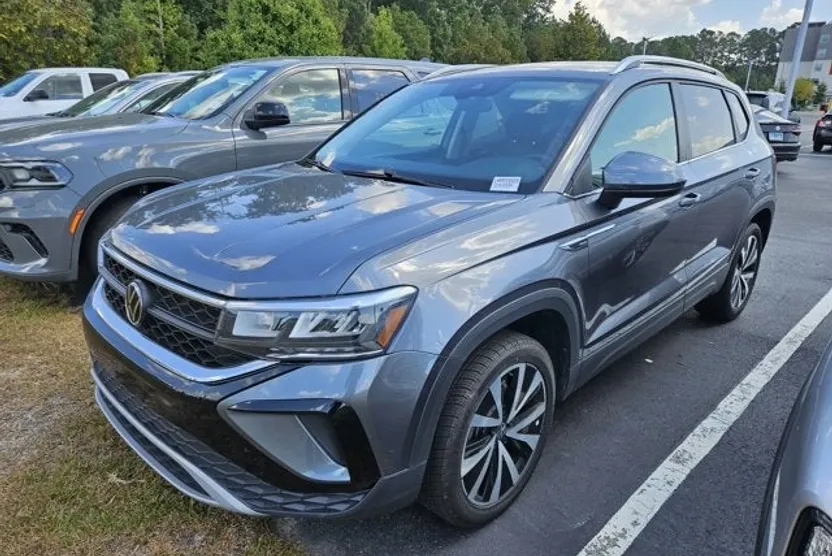2024 Volkswagen Taos SE photo 1