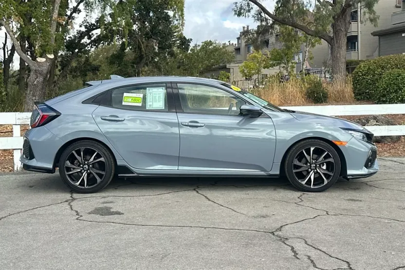 2019 Honda Civic Sport Touring photo 1
