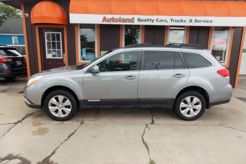 2011 Subaru Outback 2.5i Limited photo 1