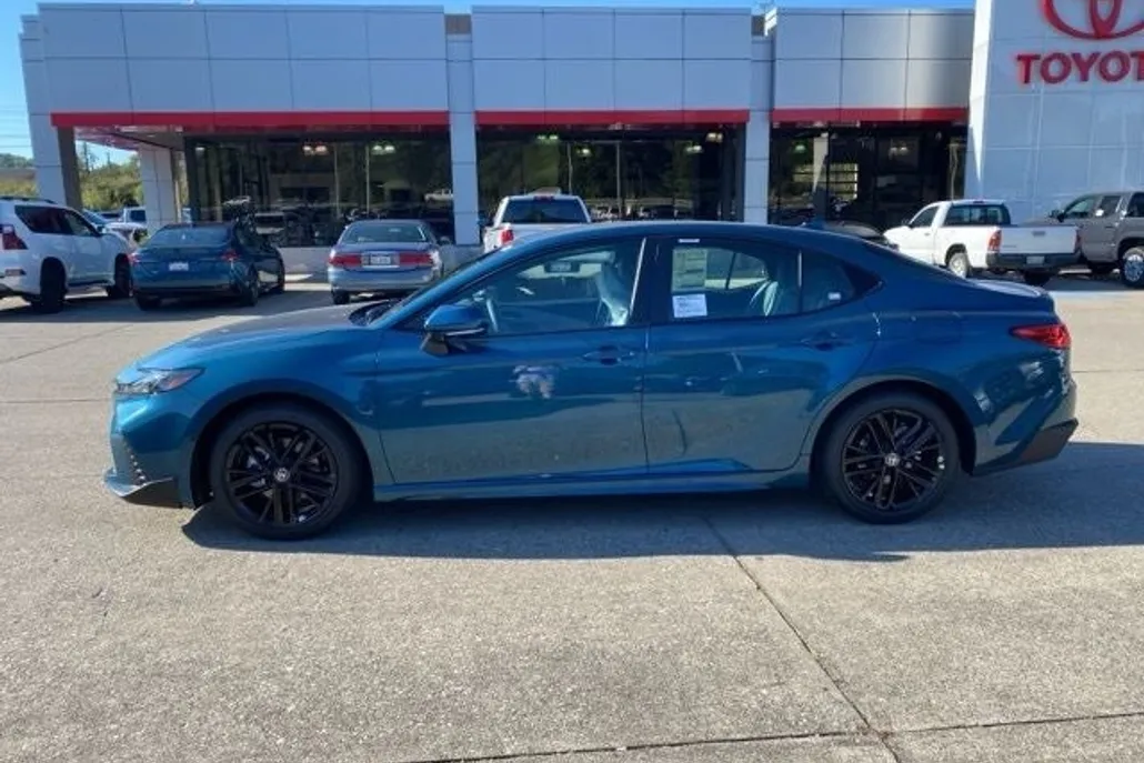 2026 Toyota Camry SE photo 1