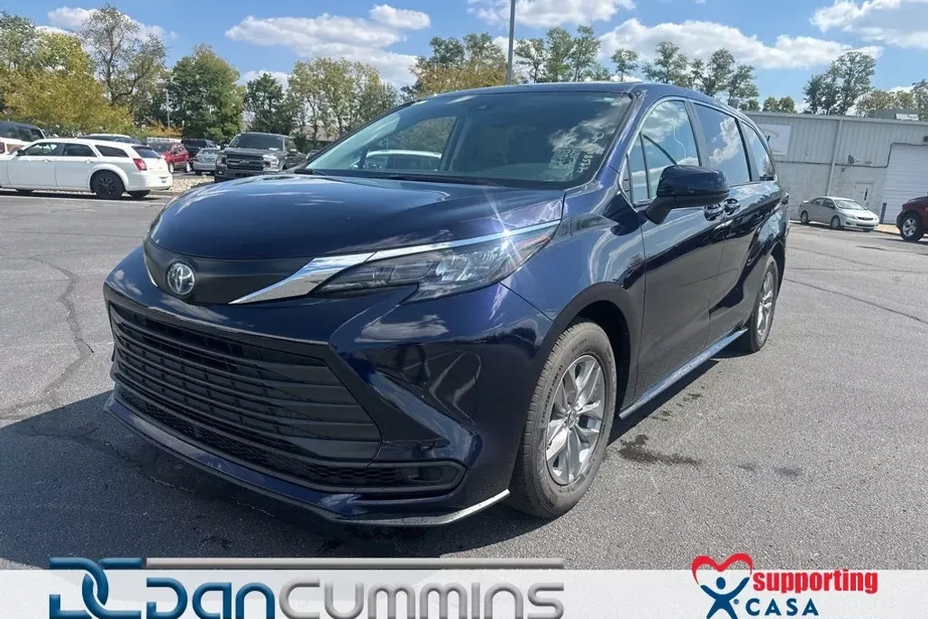 2024 Toyota Sienna LE photo 1