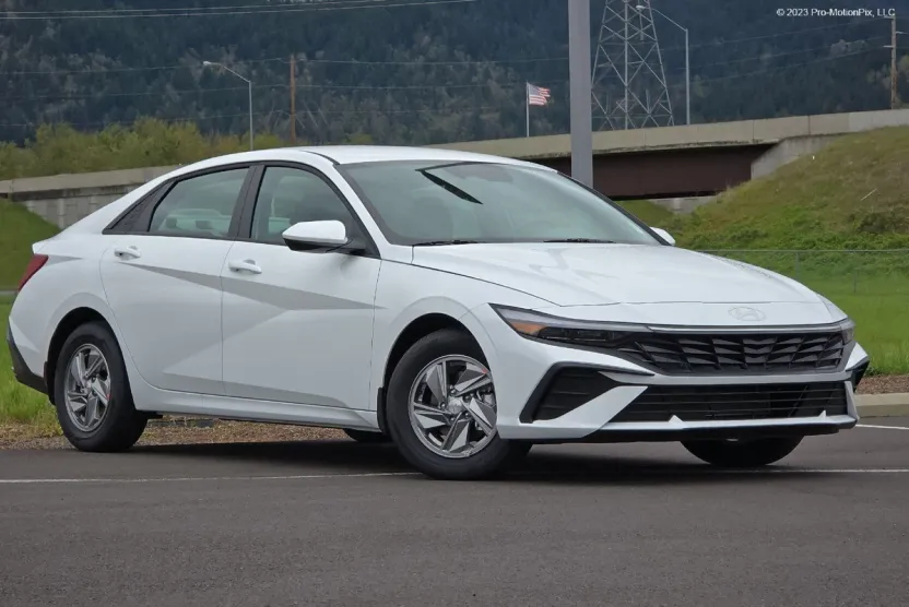 2025 Hyundai Elantra SE photo 1