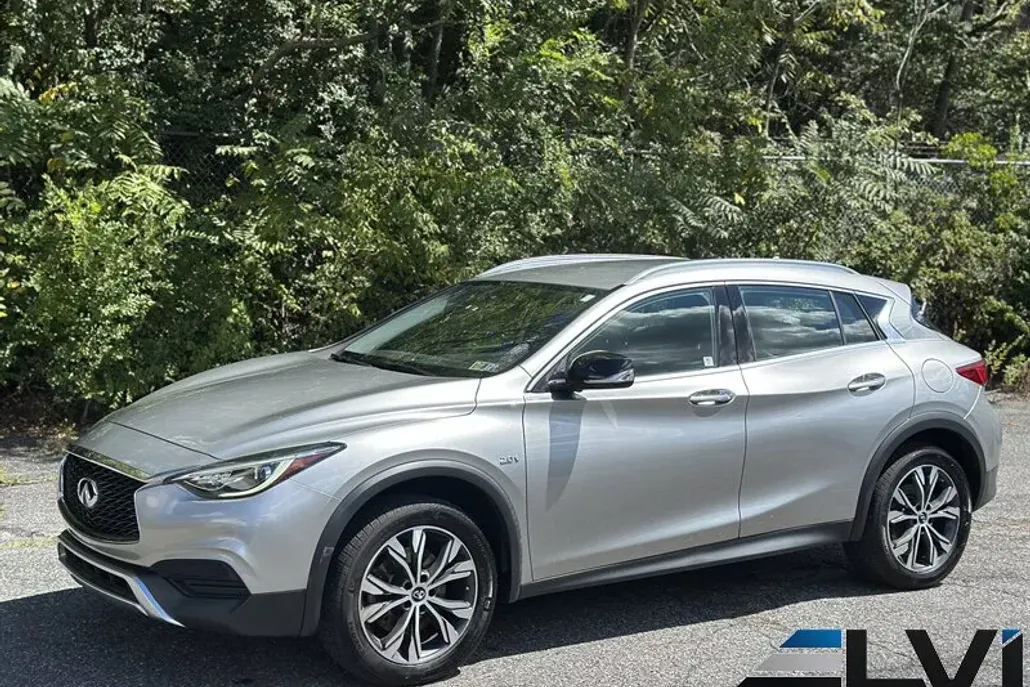 2017 Infiniti QX30 Luxury photo 1