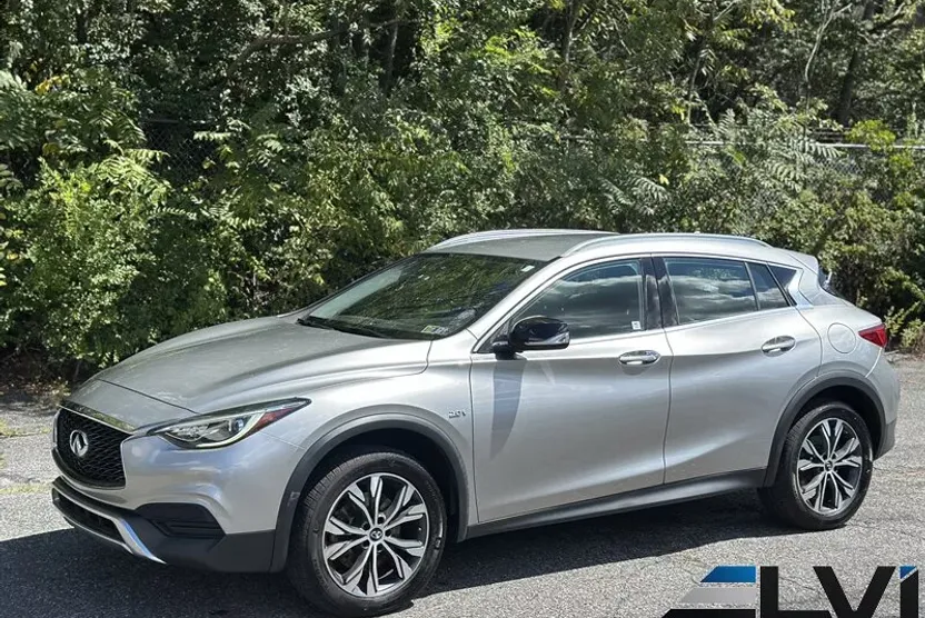 2017 Infiniti QX30 Luxury photo 1
