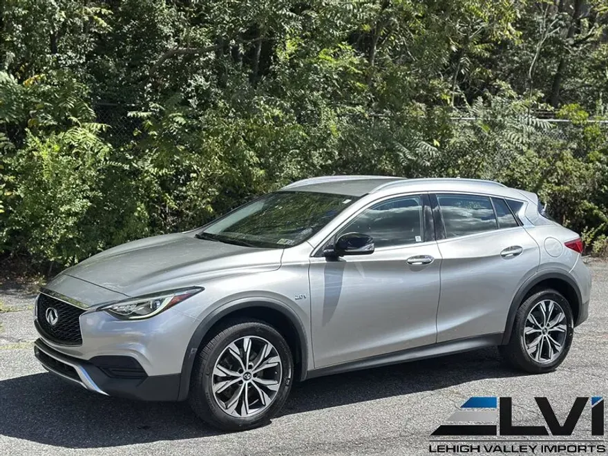 2017 Infiniti QX30 Luxury photo 1