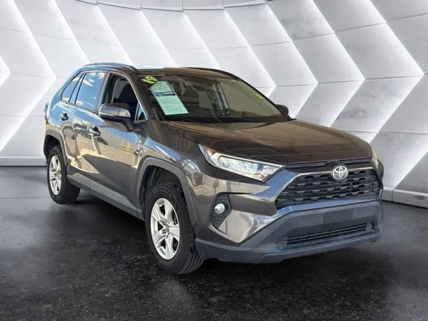 2019 Toyota RAV4 XLE photo 1
