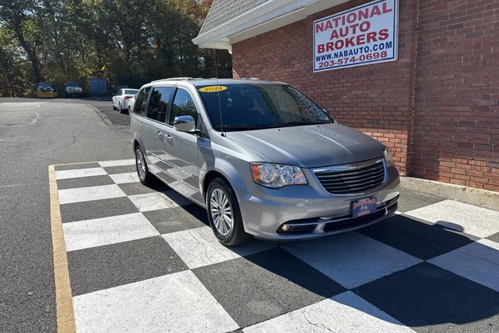 2014 Chrysler Town & Country photo 1