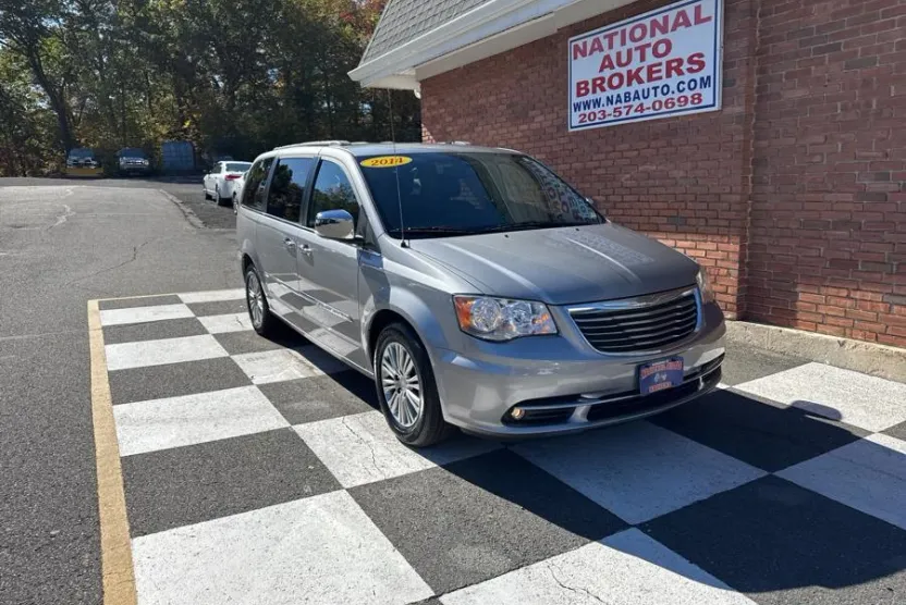 2014 Chrysler Town & Country photo 1