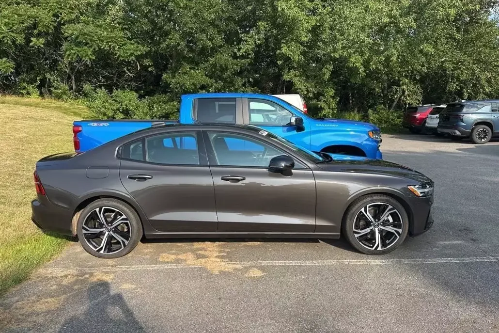 2025 Volvo S60 B5 Core photo 1