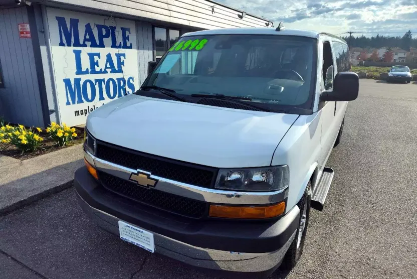 2019 Chevrolet Express Passenger 3500 LT photo 1