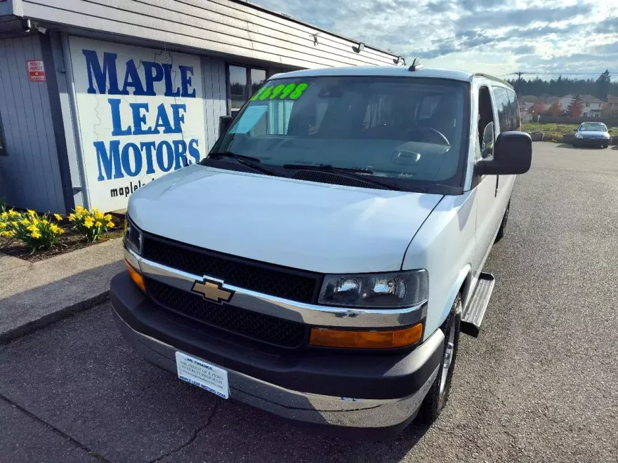 2019 Chevrolet Express Passenger 3500 LT photo 1
