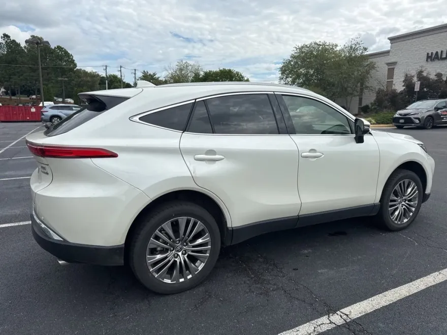 2022 Toyota Venza XLE photo 1