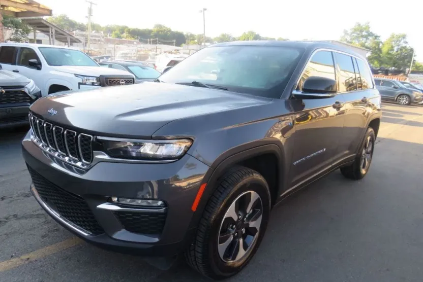 2023 Jeep Cherokee 4xe photo 1