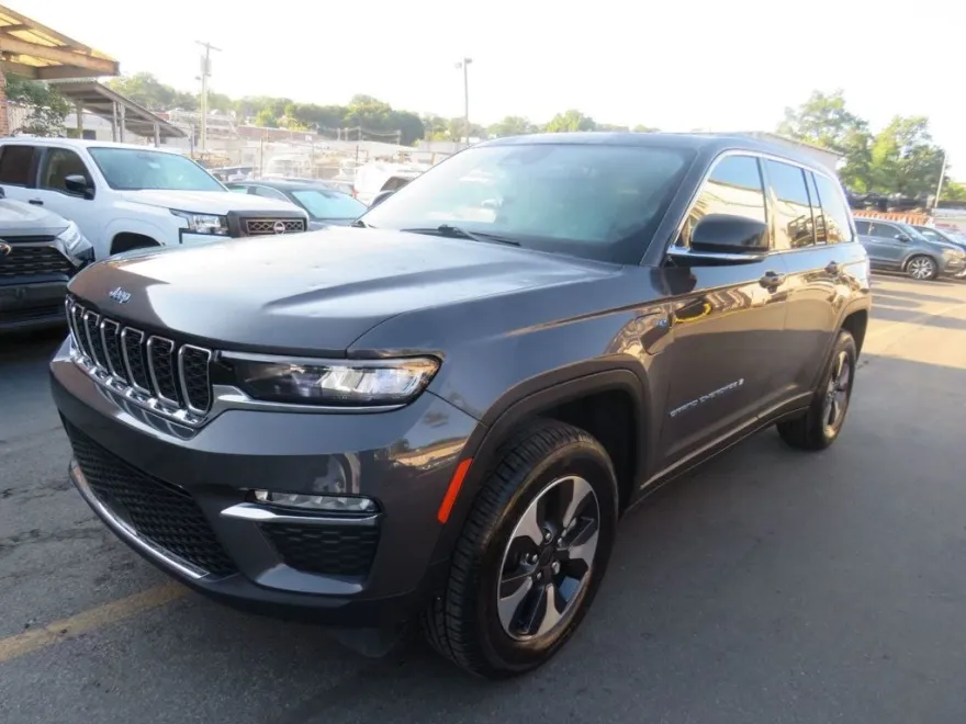 2023 Jeep Cherokee 4xe photo 1