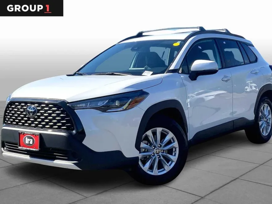2022 Toyota Corolla Cross LE photo 1
