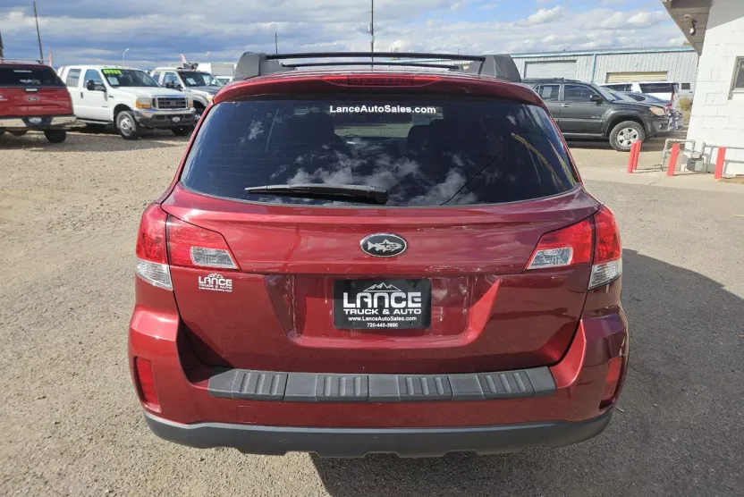 2013 Subaru Outback 2.5i Premium photo 1
