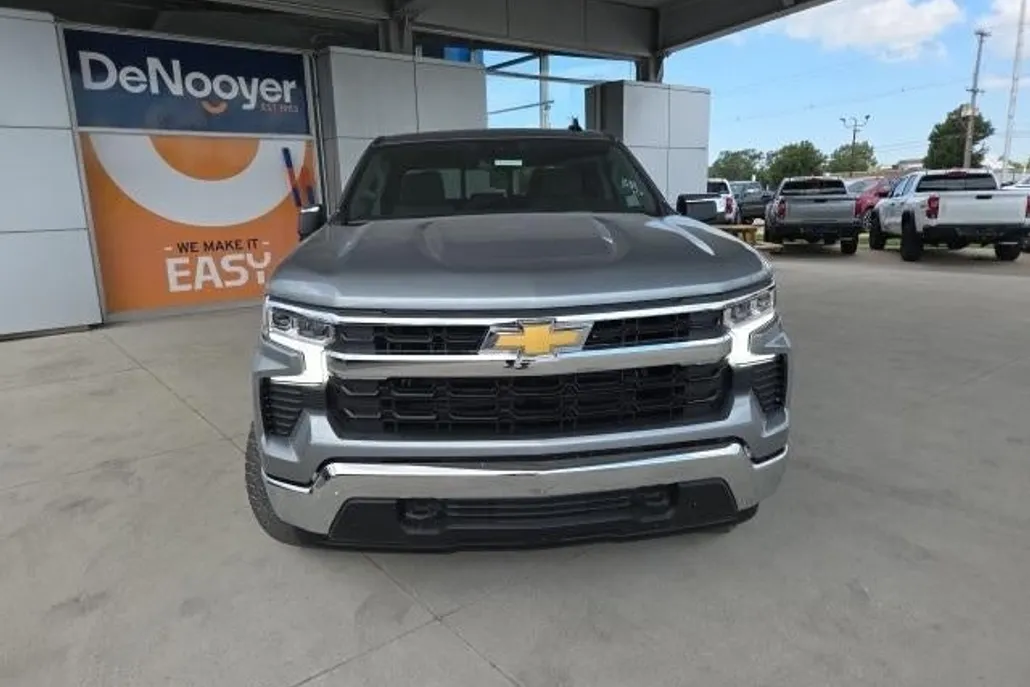 2026 Chevrolet Silverado 1500 LT photo 1