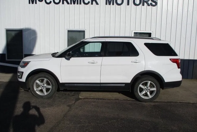 2016 Ford Explorer XLT photo 1