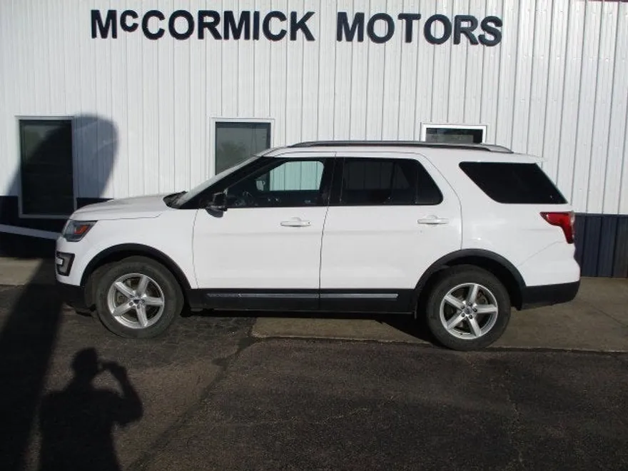 2016 Ford Explorer XLT photo 1
