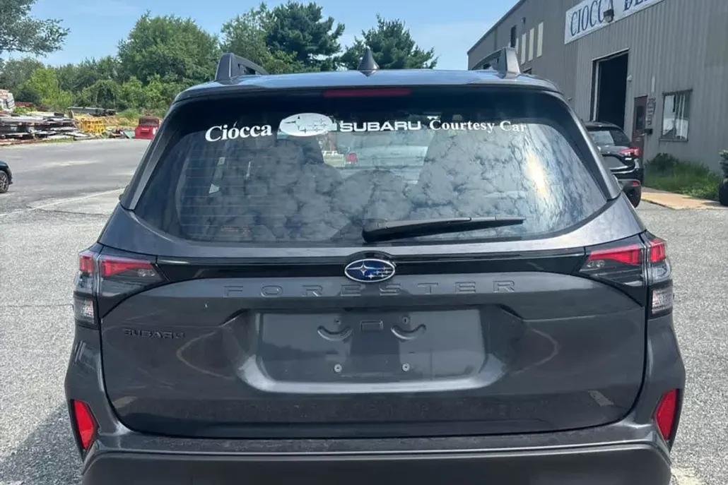 2025 Subaru Forester Base photo 1