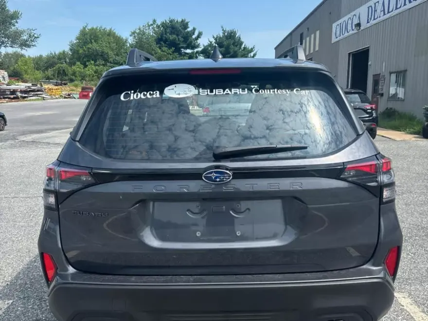 2025 Subaru Forester Base photo 1