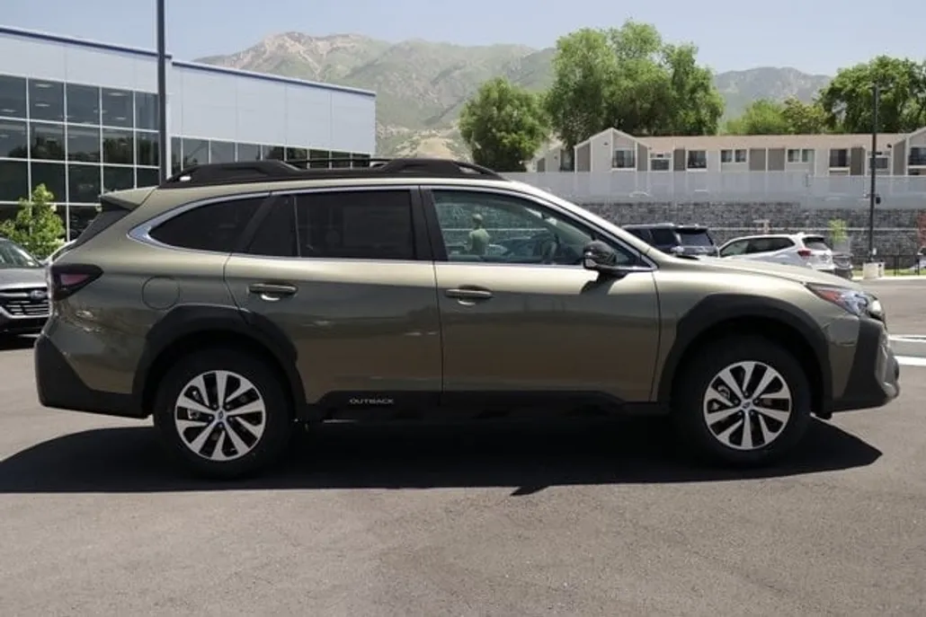 2025 Subaru Outback Premium photo 1