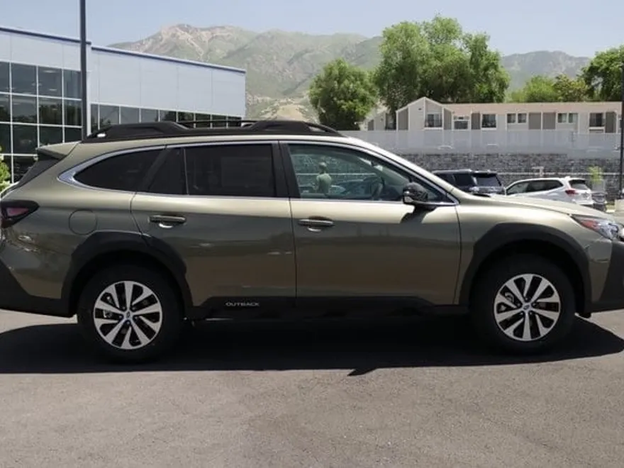 2025 Subaru Outback Premium photo 1