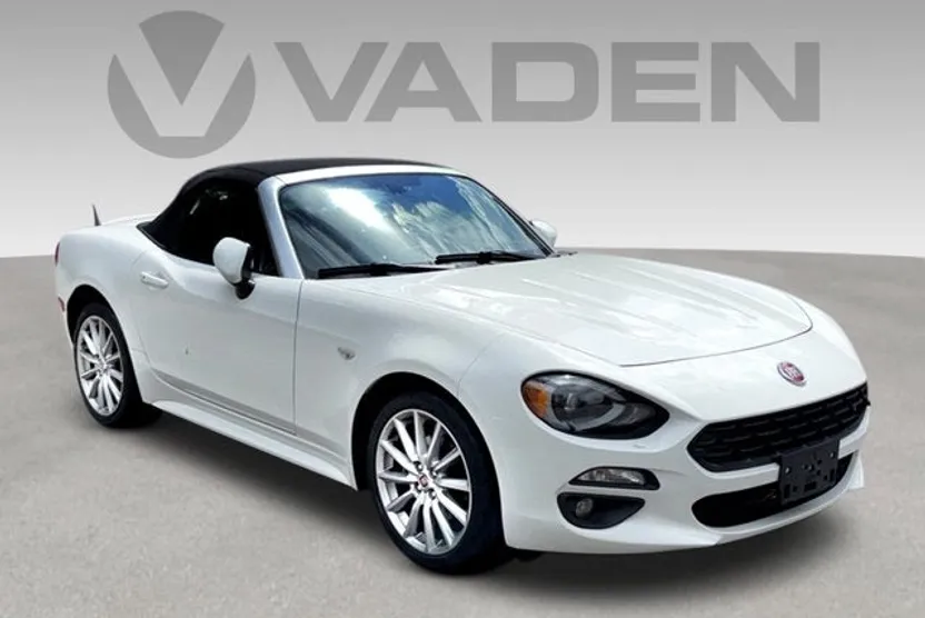 2017 Fiat 124 Spider Lusso photo 1