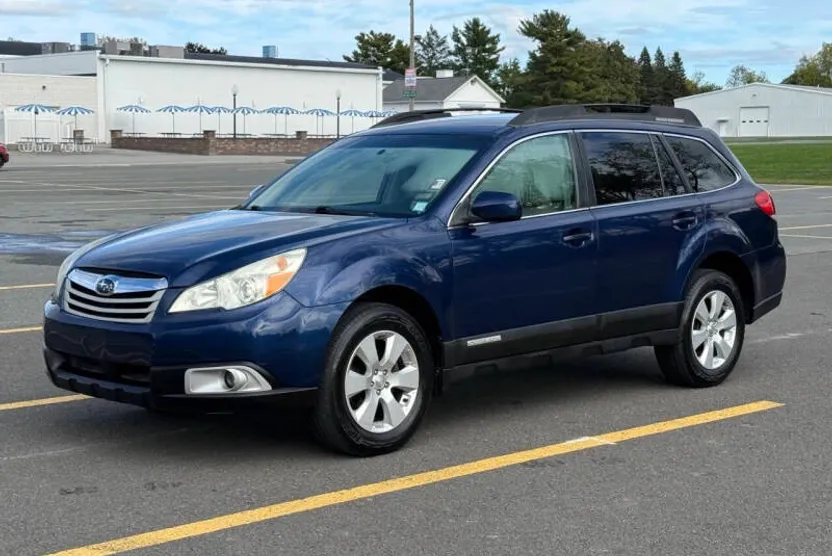 2011 Subaru Outback 2.5i Premium photo 1