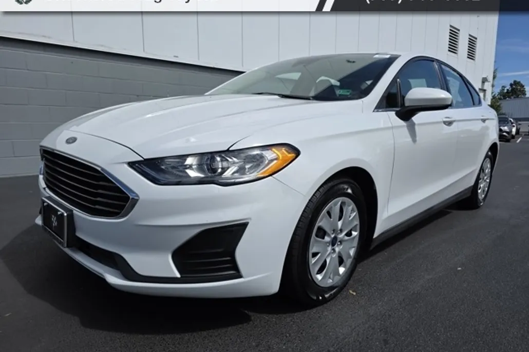 2020 Ford Fusion S photo 1