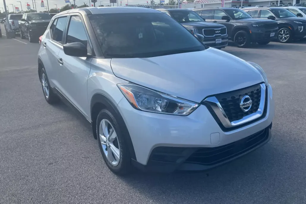 2020 Nissan Kicks S photo 1