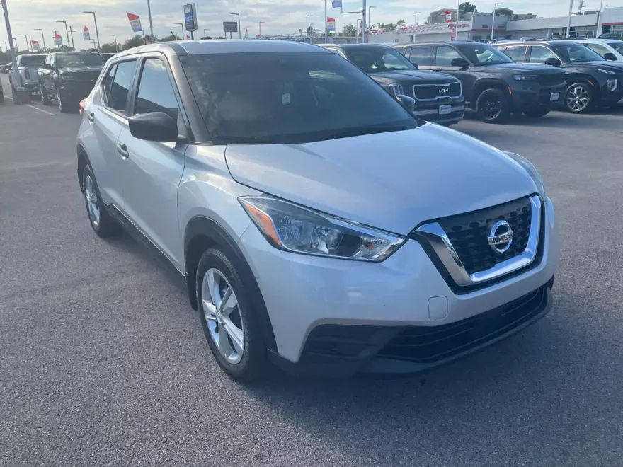 2020 Nissan Kicks S photo 1