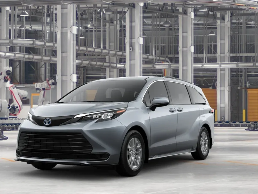 2025 Toyota Sienna LE photo 1