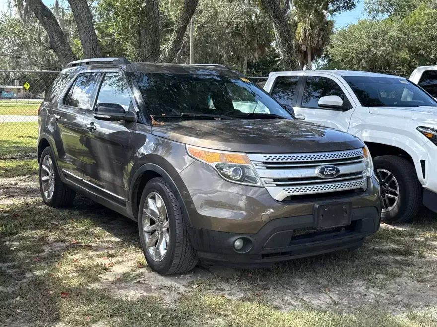 2015 Ford Explorer XLT photo 1