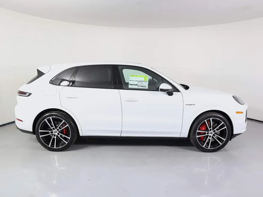 2025 Porsche Cayenne Turbo E-Hybrid photo 8