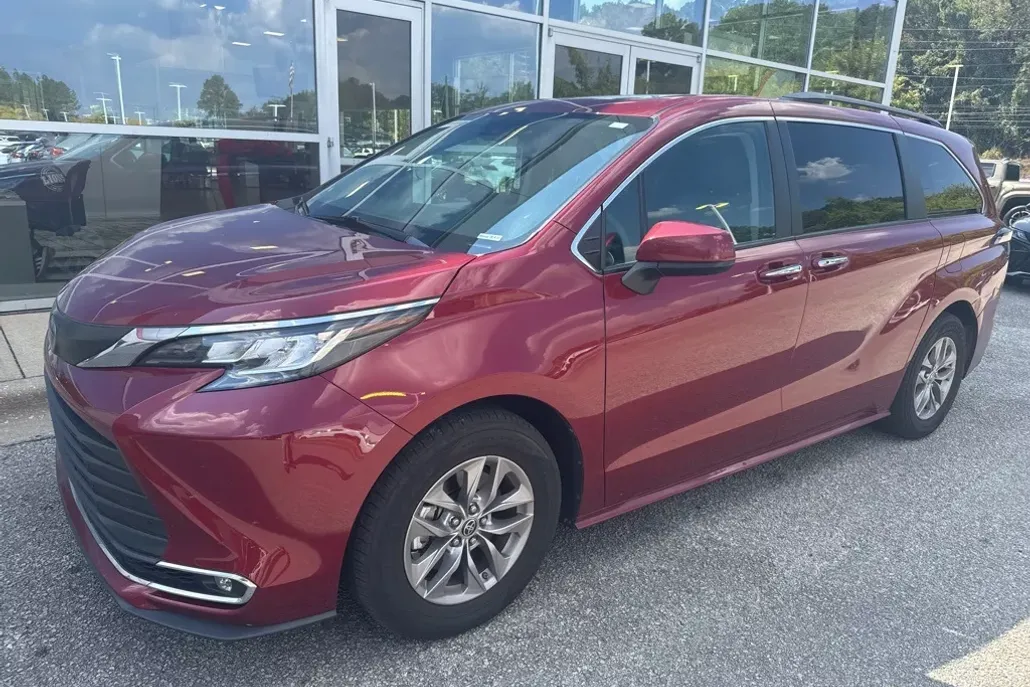 2022 Toyota Sienna XLE photo 1