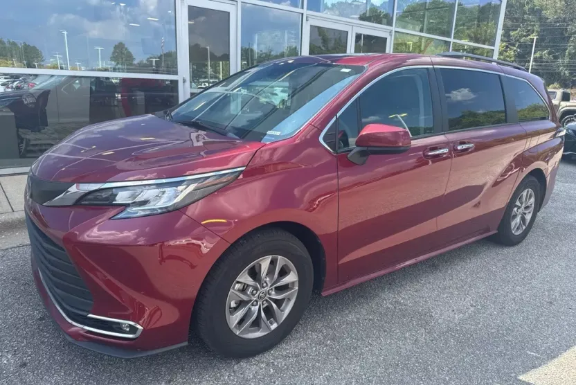 2022 Toyota Sienna XLE photo 1
