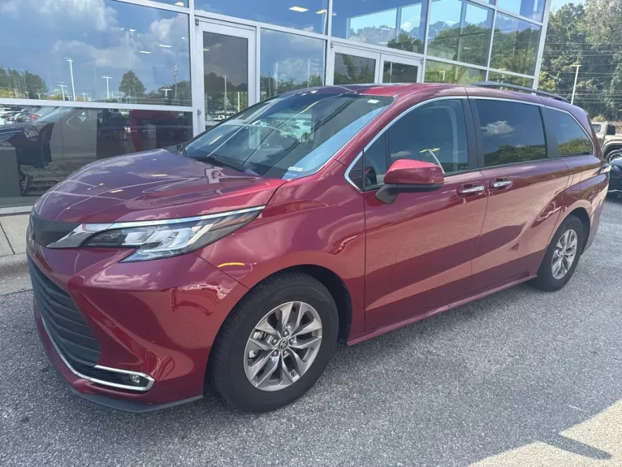 2022 Toyota Sienna XLE photo 1