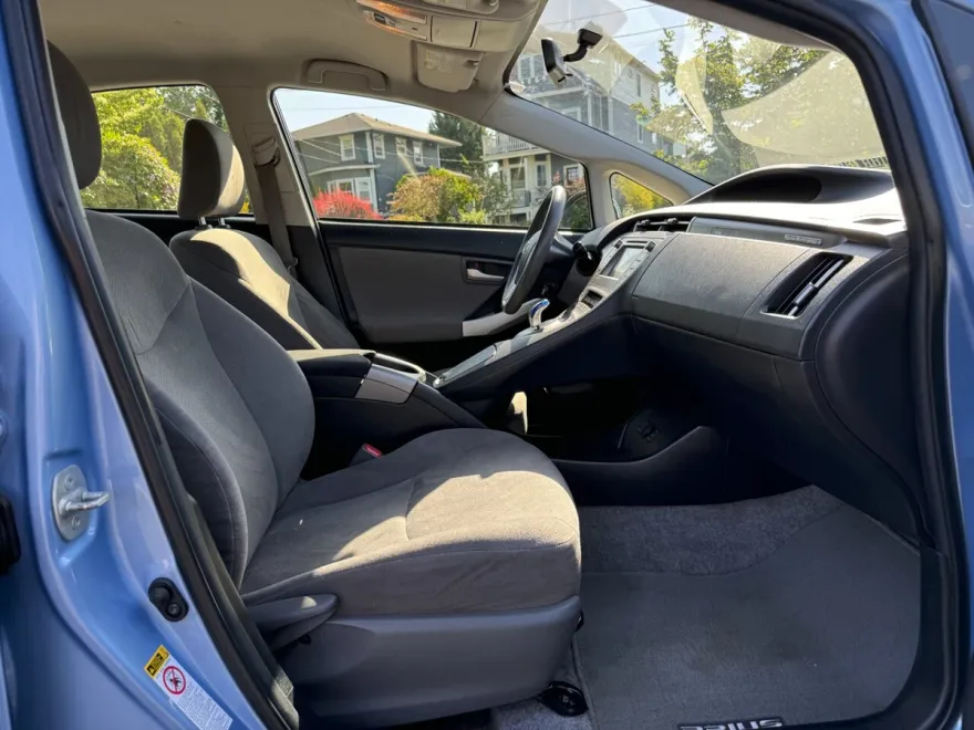 2015 Toyota Prius Plug-in Hybrid Advanced photo 17