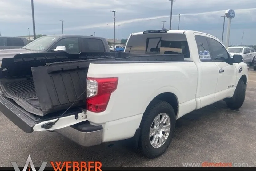 2017 Nissan Titan SV photo 1
