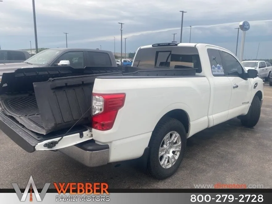 2017 Nissan Titan SV photo 1