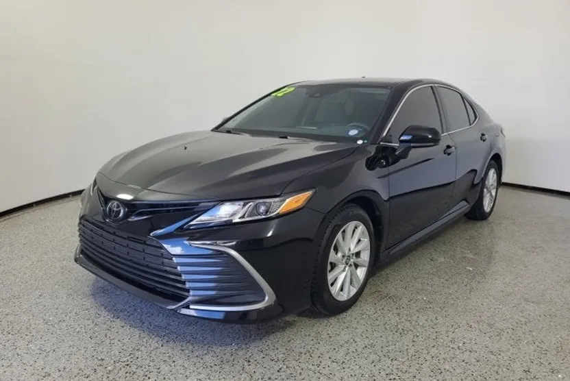 2022 Toyota Camry LE photo 1