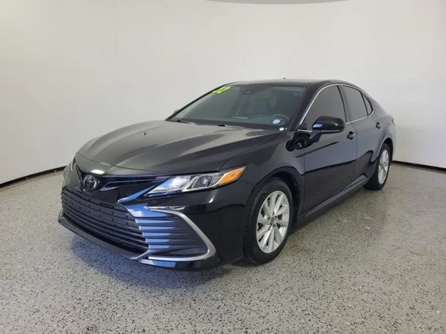 2022 Toyota Camry LE photo 1