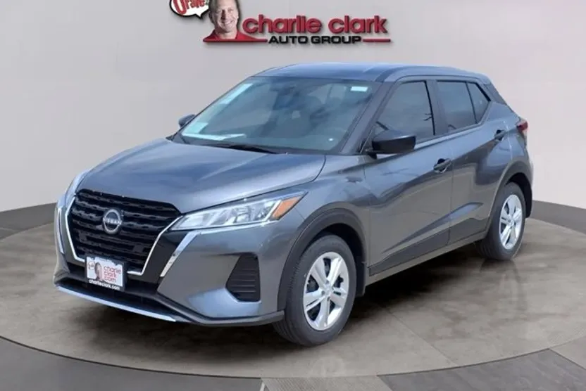 2025 Nissan Kicks Play S photo 1