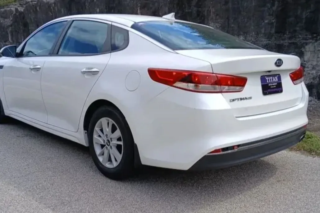2016 Kia Optima LX photo 1