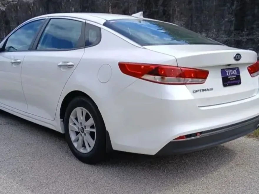 2016 Kia Optima LX photo 1